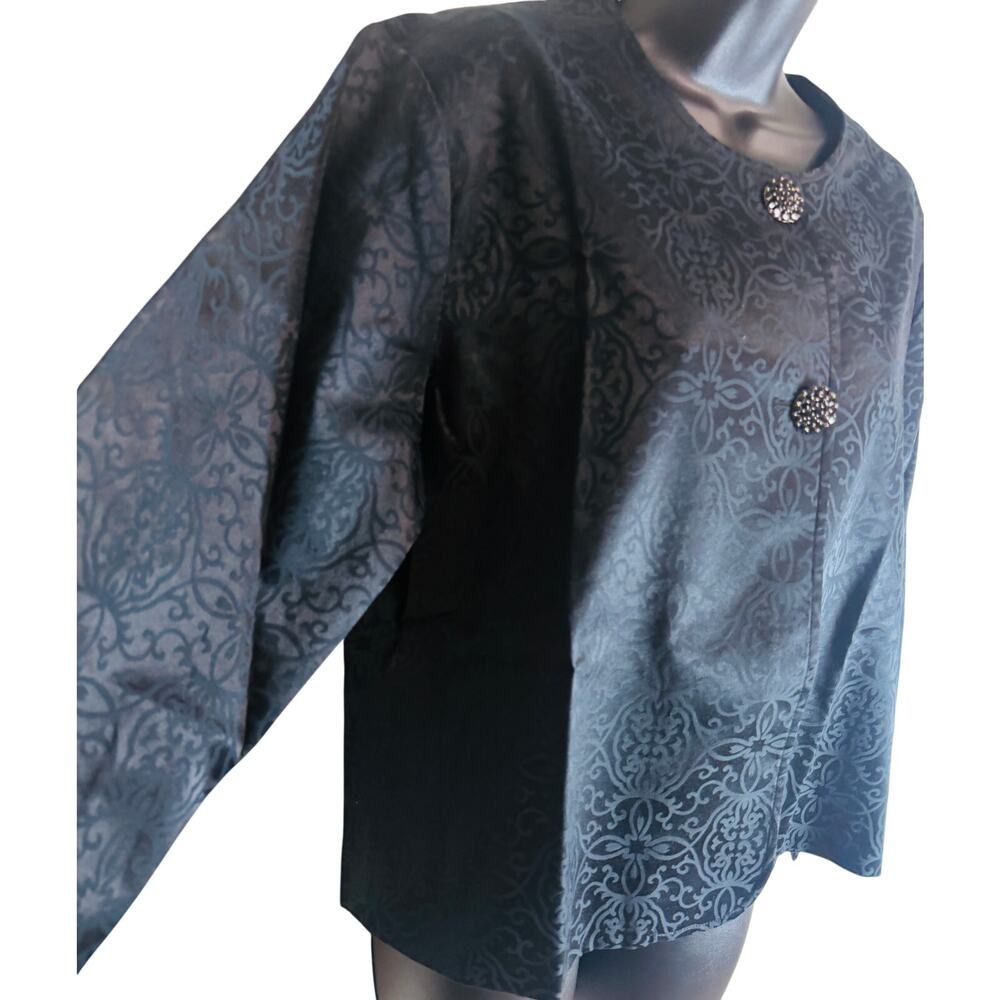 Chico’s Allaro 7/8 Sleeve Jacket Womens Size 2 Black Scroll Pattern Button New - Picture 4 of 11